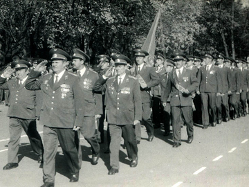 Зам.НУ Сидоров Ю.Д., НШ Гамзин О.В., зам. по летной Душин Г.И., нач. тыла Пивоварский В.Д., в коробке справа оперативный КП Ермаков В.В., за флагоносцем синоптик Сибирцев Ю.Э.