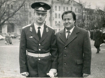Александр Васильевич и его сын Евгений, выпускник-90, тоже будущий летчик-испытатель.