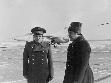 Начальник училища генерал-майор Гаранин В.П. и командир 701 УАП п-к Барановский Н.И., примерно 1980 г.