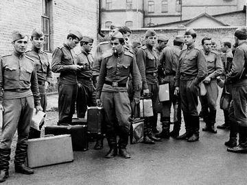 Умань казарма курсантов, 1968 год,  4-й военный городок – перед отъездом на аэродром, курсанты Короткий В.В., Тимофеев В.П., Мова В.В., Ковба О.П.