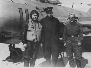 Экипаж командира звена ст. лейтенанта Бакланов Е.И. у МиГ-17, аэр. Левашово, 1956 г.