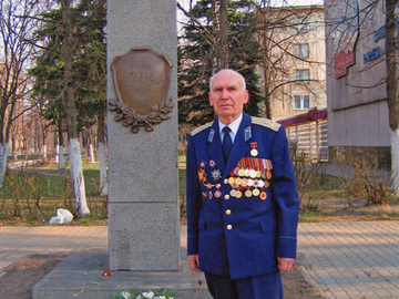 Голотюк В.Л. у бюста Маршалу СС Батицкому П.Ф. (пос. Заря), 2010 г.