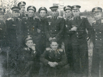 Аэр. Малейки, 1-й выпуск 1953 г. Сидит л-т Чашагоров А.П. Стоят: л-т Голотюк В.Л., ст.л-т Василенко, л-т Селецкий, ком. звена к-н Ильинский В.Ф., л-т Кравцов И.Н., ст.л-т Бобров, л-т Кормишин, ст.л-т Байнетов.