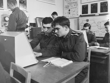 Капля и Сердюк. За ними Володя Русских сидит и Курлович стоит.