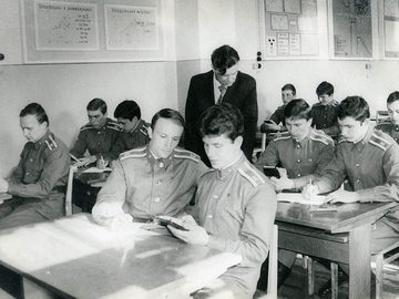 Преподаватель Федулов, Лизун Женя крайний ряд в конце, Окутин Леша (2-й ряд первый).