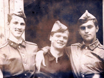 Наш экипах на 1 курсе в Добрянке 1982 год. Игорь Мурашкин из Иваново, Оярс и Валерий Тимченко. Инструктором был штурман АЭ м-р Зозуля Владимир Иванович (его уже нет среди нас....)