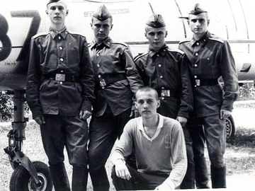 1981 год. КМБ, Еще ХБ не успело помяться....
Олег Овчинников, Валера Тимченко, Сергей Ковальжиу, Сергей Ветров и Сергей Забарный....