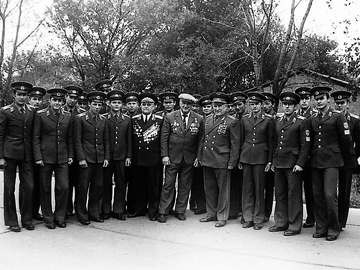 Ивангород, Госы. Выпускники 1983 года и генерал-полковник Горелов. Первый ряд слева: Лисенко О.В. Овчарук В. Скриннік Ю. Б. Мажаєв М., справа Крутих Ю. Шевчук Б.М Петренко Б., из-за спини выглядывает Дорофеев...еще Анискин В. и Люльев В.