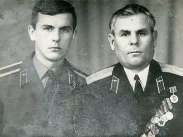 техник самолета ст. л-т Коптяков Л.И. с сыном Валерием выпускником 1976 г.