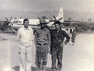 м-р Бондаренко ПМ 1976 гв , солдат ВС ДРА, ст л-т Смолин аэр. Баграм, 1986 год.