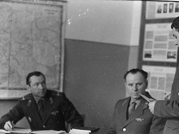 1972 г., командир взвода к-н Шпаркий В.Ф. интересуется ходом сдачи экзаменов по истории КПСС.