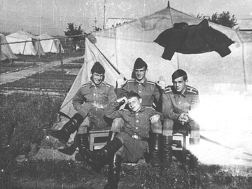 5 Лебедин 1974 Палатки в которых готовились к полетам. Вдали крыша щитовой казармы. На фото Долшопятов Н.Н., Якименко Г.П., Мельников Г.П., Желтиков В.В.