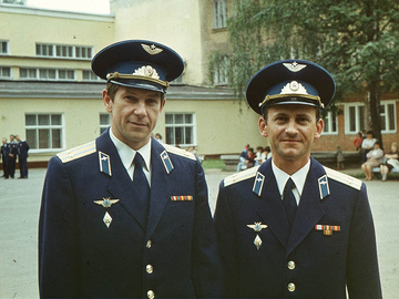 Выпуск ВВА им. Ю.Гагарина 1988г. Выпускник ЧВВАУЛ 1976г. В. Фомичев и выпускник 1974г Б.Сподарко.