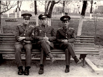 Умань, 1973г. Курсанты А.Виноградов и Б.Сподарко. В центре зам.ком.2аэ по политчасти к-н Авдеенко Н.П., выпускник 1969г.