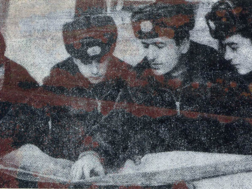 командир звена к-н Григорьев В.А. изучает с летчиками полетное задание.
