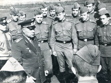 Начальник штаба училища ГСС А.Карасев, за ним стоит с-т Абраимов Н.Ф.