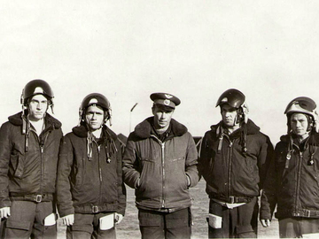 Группа Юрия Гагина на выпускном курсе ЧВВАУЛ в 1967 году . Слева Когут Н., Каневский А., капитан Гагин Ю., Кликман В .Г., Савин Э.