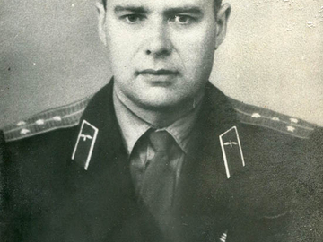 инстуктор к-н Сысков Н.С. 17 июня 1964 году к-т Макарук М.М. первым из курсантов, ранее летавших на других летательных аппаратах, совершил  самостоятельный полет на учебном реактивном самолете Л-29, имея 14 часов налета с инструктором (капитан Сысков Н.С.). В этой связи удостоен персонального подарка от генерального конструктора чехословацкого самолета Яна Влчек.