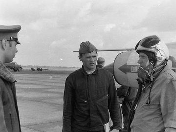 Нач. училища п-к Гринько Е.В. и к-т Куцеконь Д., госы 1967 г., аэродром Певцы.