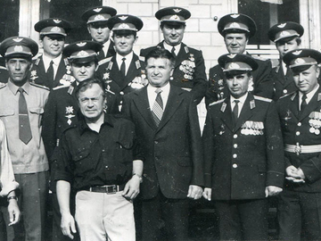 Выпускники 1965 на встрече в училище, в центре командир АЭ подполковник Степанюк Г.И. ,1985 г.