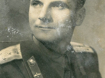 к-н Логай Александр Елизарович, с 1956 по 1965 годы ком. взвода, зам. к-ра АЭ по строевой.
