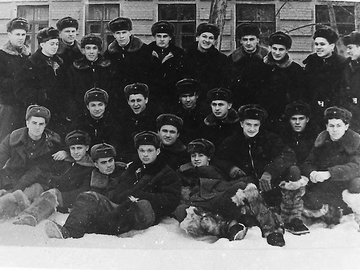 Январь 1963 года - курсанты 2-го курса 26 КО ЧВВАУЛ возле дальней казармы перед выходом на ТРЕНАЖНУЮ ПЛОЩАДКУ (у КПП - 1) для отработки запуска двигателей самолетов Ути МиГ-15 и МиГ-17. На переднем плане лежит в светлых унтах курсант Правдивец Александр!