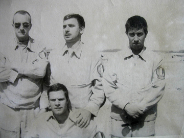 к-н Аксёнов Ю.М.( выпускник Качинского ВВАУЛ), к-н Кравченко Е.М., к-н Кирякин Ю.М., присел к-н Мишуткин Е.В. ( все выпускники 1966 года), на аэродроме Комаушин.