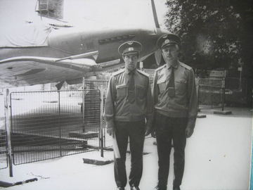 боевая пара к-н Кравцов Е.Е.( выпускник 1964г.), к-н Кирякин Ю.М.( выпускник 1966г.), авиационный музей в Праге, после демонстрационных полетов на с-те Миг 23м на аэродроме Бехине.