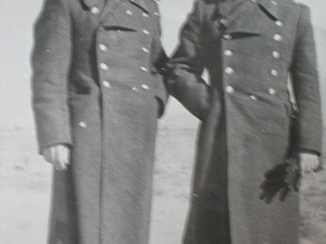 л-ты Гапанюк Ю.Г., Кирякин Ю.М. слев- напр., аэродром Мары, 1967 год.
