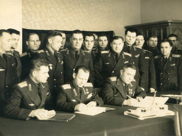 Подписание акта ГЭК о приеме экзаменов выпускников, 1955 г., ноябрь.