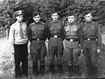 инструктор ст.л-т Мельник Ф.В., второй справа к-т Галецкий А.П.