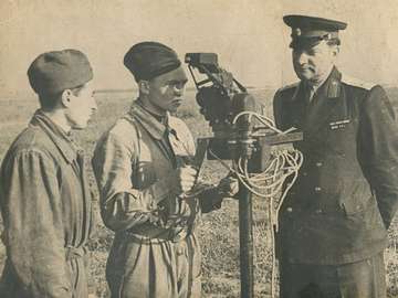 п/п-к Гончаренко М.С. проводит занятия с курсантами, 1957 г.