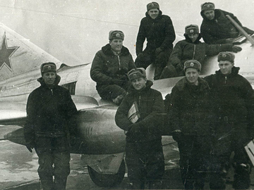Летчики в парковый день. Сапончик Н.С., Грибцов А., Васильев Б., Козловцев В.П., Вверху Островский М.Г., Орлов А.В., Анохин Г.М., Чашогоров А.П., 1957 г. 