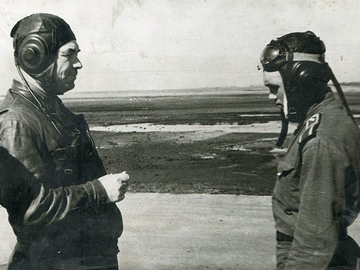 к-р полка п/п-к Сопельниченко после полета с курсантом Ореховым, 1956 г.