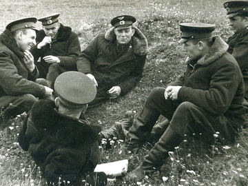 В короткие минуты отдыха летчики Кравцов И.Н., Щербина Ю.Ф., Грибачев А., Коншин Б.В., Байнетов Д.Ф., 1956 г.