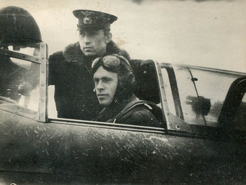 Летчик-инженер л-т Андреев В.М. готовит курсанта к полету, 1953 г.