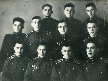 18 классное отделение, 1952 г. в первом ряду слева наш ветеран Яшин Валентин Георгиевич.