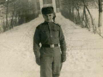 к-т Язиков Анатолий Васильевич на фоне дома офицеров зима 1953 г.