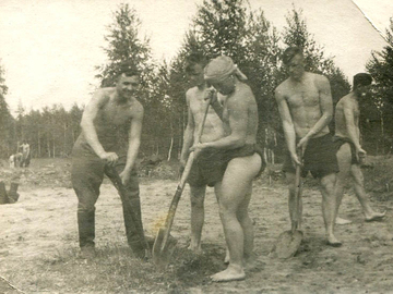 подготовка лагеря в Певцах Волошин А.Г., Квасов А.С., Крылов В.И., Хижняк.