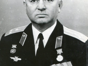Любин Алексей Петрович – полковник, заслуженный летчик-испытатель.
