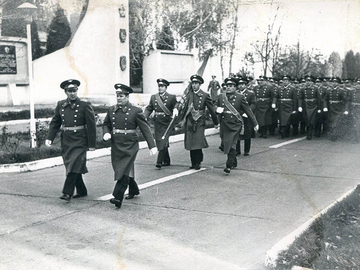 На марше. Впереди зам. нач. училища п-к Соболев В.И. и зам. по тылу п-к Пивоварский В.Д.
