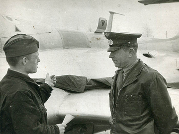 Летчик-инструктор капитан Шевчук с курсантом, 1963 г.