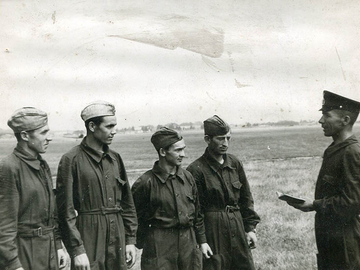 Техник звена л-т Красковский ставит задачу механикам на полеты, 1965 г.