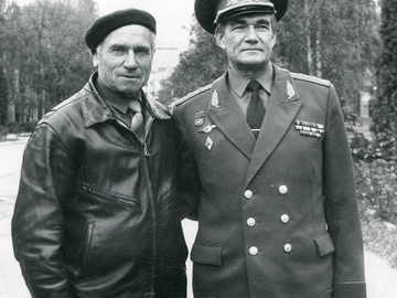 Байнетов Д.Ф. и председатель Госкомиссии 1989 г. - выпускник училища 1957 г.  генерал-лейтенант Железняк И.И.