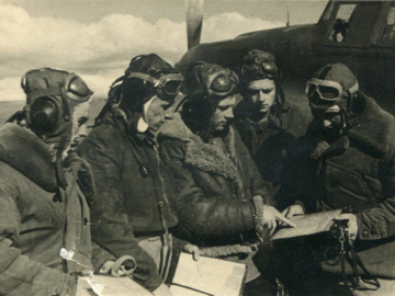 перед вылетом на боевое задание, 1944 г., Каленов первый слева.
