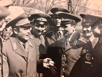На фото курсанти: Сівогрівов Саша, Іванько Андрій,сержант 1курсу ( не знаю хто), Кудлай Микола і Журавський Саша.